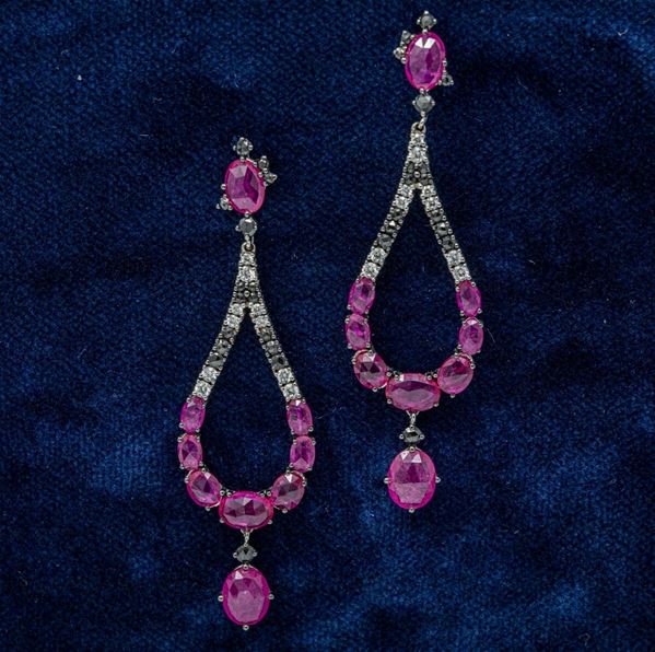 Orecchini pendenti in oro bianco, diamanti e rubini  - Auction Jewels and Watches - Casa d'aste Farsettiarte