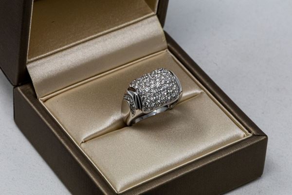 Bulgari anello in oro bianco con pavé di diamanti