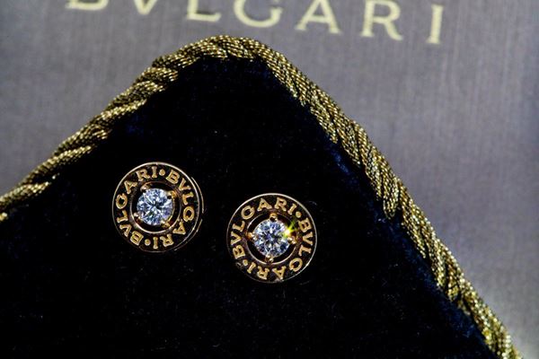 Bulgari orecchini in oro rosa a bottone con diamante centrale