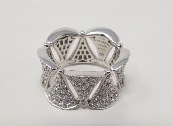 Bulgari anello Diva in oro bianco con pavé di diamanti bianchi