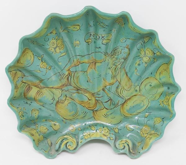 Bacile a conchiglia in maiolica policroma