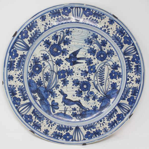 Grande vassoio in maiolica bianca e blu
