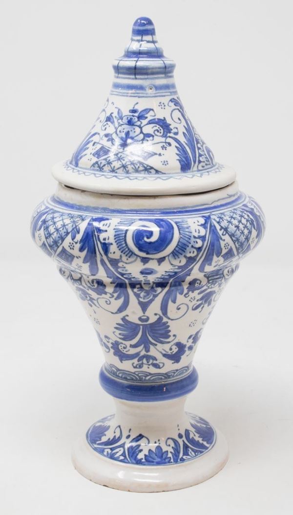 Vaso a balaustra con tappo in maiolica bianca e blu