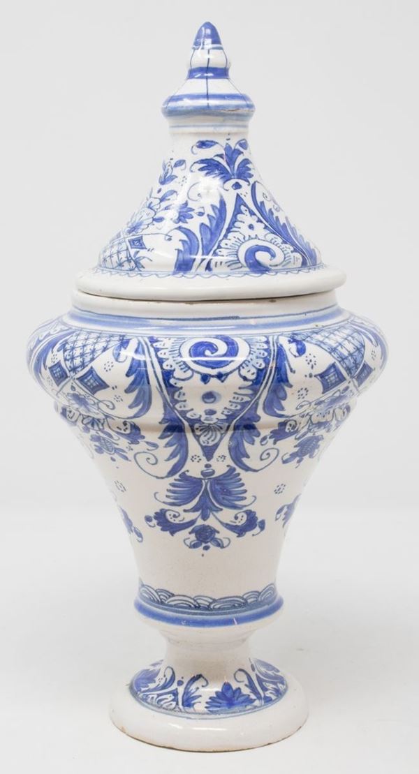 Vaso a balaustra con tappo in maiolica bianca e blu