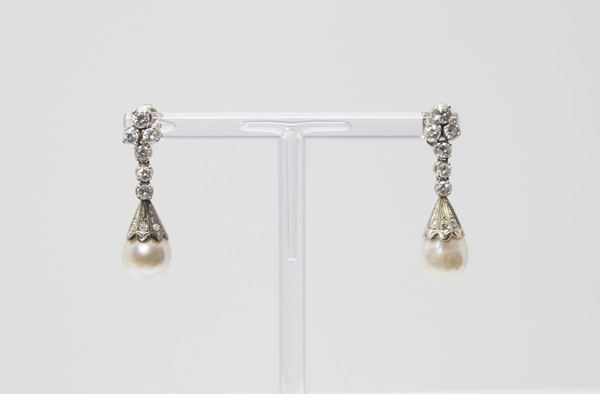 Orecchini pendenti in oro bianco, brillanti e due perle a goccia  - Auction Jewels and Watches - Casa d'aste Farsettiarte