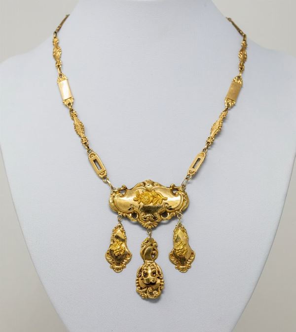 Antica collana in oro a basso titolo con decori in rilievo a sbalzo e cesello