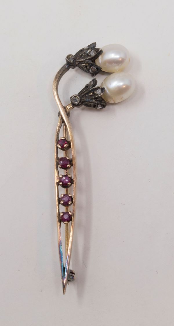 Spilla in oro a basso titolo con piccoli rubini, rose di diamante e perle a goccia  - Auction Jewels and Watches - Casa d'aste Farsettiarte