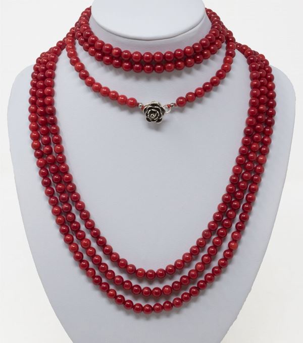 Lunga collana in corallo rosso con chiusura in argento