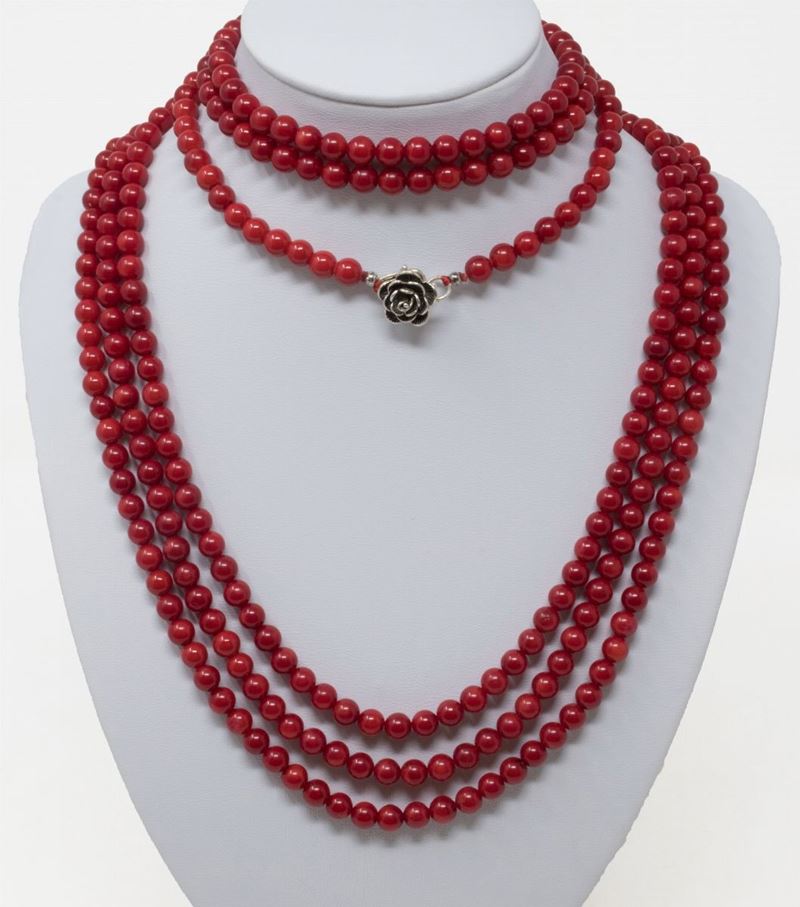 Lunga Collana in Corallo Rosso con Chiusura in Argento