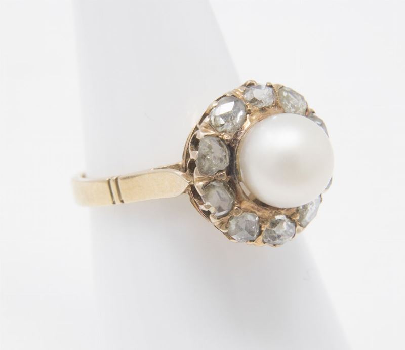 Due Anelli in Oro Giallo, Argento, Rose di Diamante e Perla
