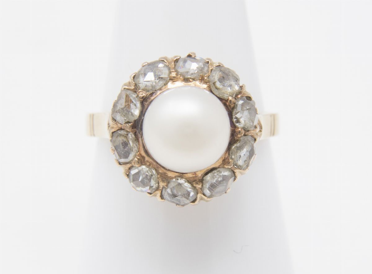 Due Anelli in Oro Giallo, Argento, Rose di Diamante e Perla