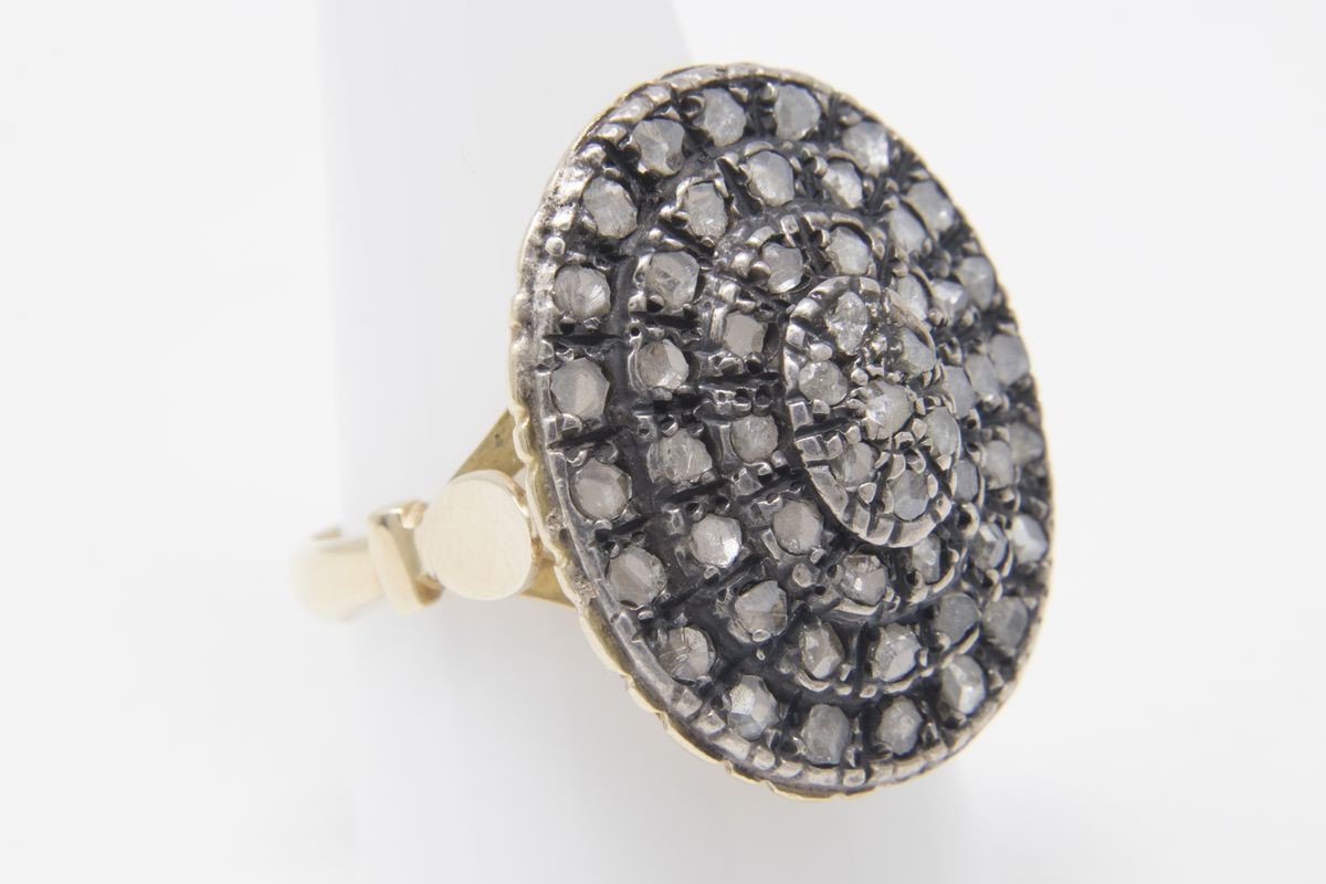Due Anelli in Oro Giallo, Argento, Rose di Diamante e Perla