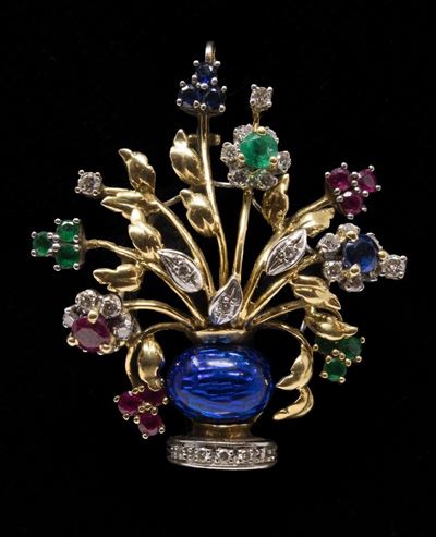 Spilla in Oro Giallo a Vaso di Fiori, con Smalto, Brillanti, Rubini, Zaffiri e Smeraldi