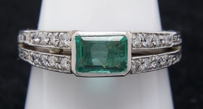 Anello in Oro Bianco con Smeraldo Centrale e Due File di Piccoli Brillanti Laterali