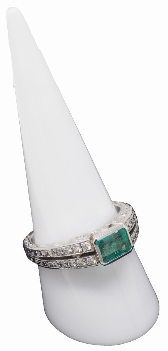 Anello in Oro Bianco con Smeraldo Centrale e Due File di Piccoli Brillanti Laterali