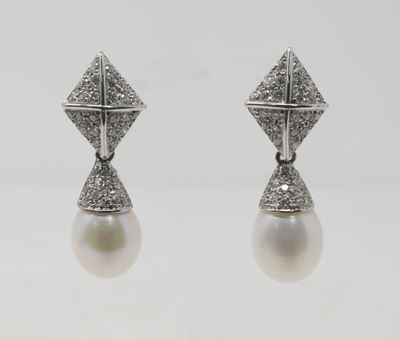 Orecchini in Oro Bianco con Pavé di Brillanti e Perle a Goccia