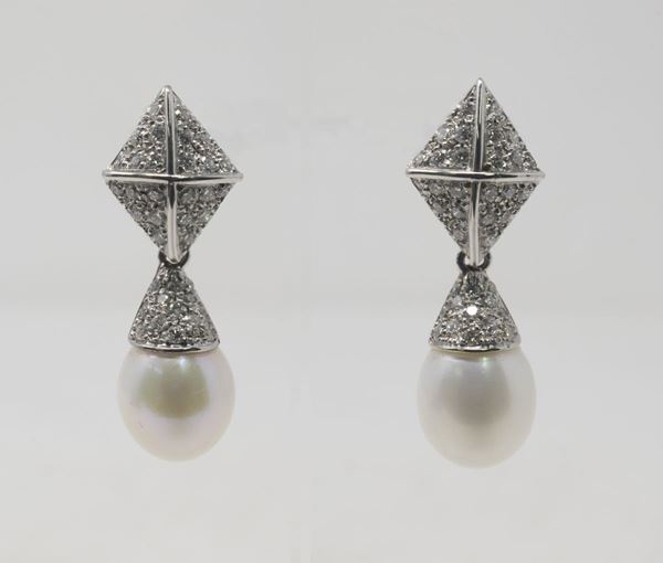Orecchini in oro bianco con pavé di brillanti e perle a goccia