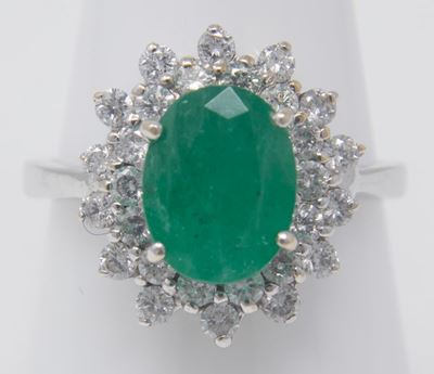 Anello in Oro Bianco a Margherita con Smeraldo Ovale Centrale e Due File di Brillanti Laterali