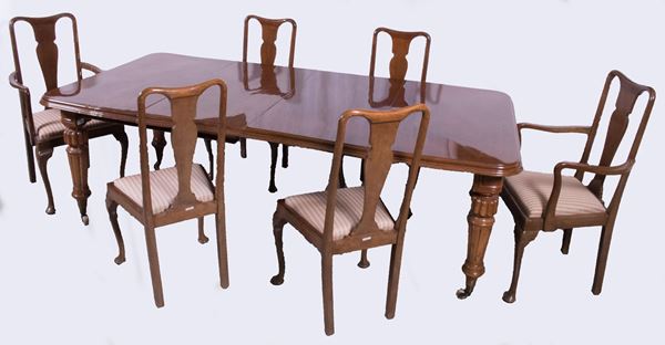 Un tavolo, due poltrone e quattro sedie in legno di mogano