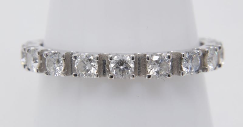 Anello Eternity in Oro Bianco e Diamanti