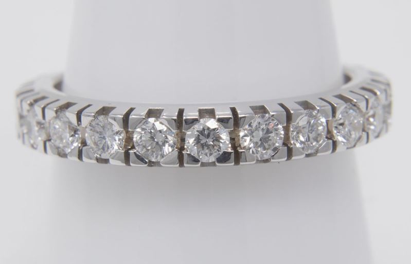 Anello Eternity in Oro Bianco e Diamanti