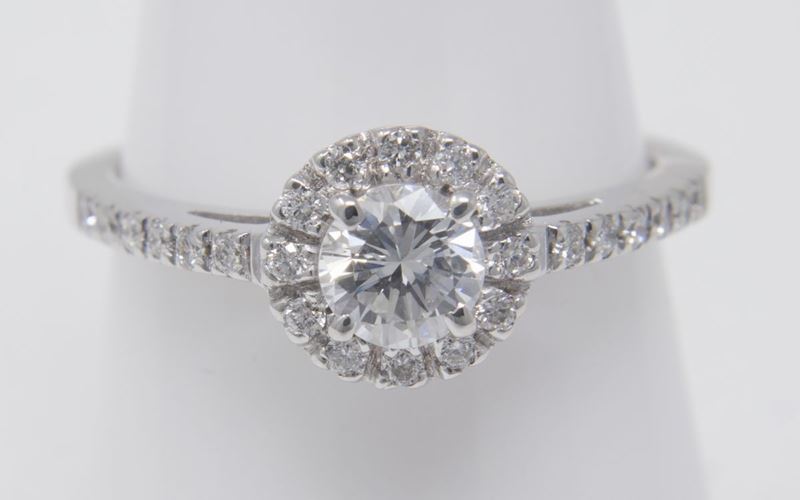Anello in Oro Bianco con Brillante Centrale e Piccoli Brillanti Laterali