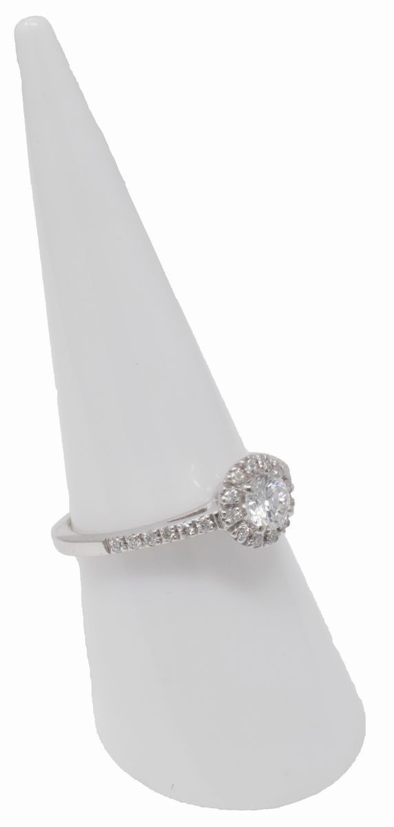 Anello in Oro Bianco con Brillante Centrale e Piccoli Brillanti Laterali