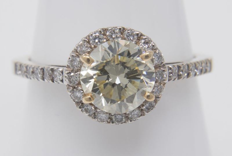 Anello in Oro Bianco con Brillante Centrale e Piccoli Brillanti Laterali