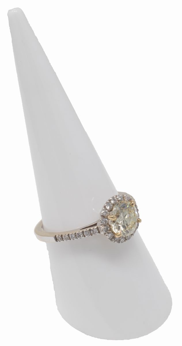 Anello in Oro Bianco con Brillante Centrale e Piccoli Brillanti Laterali