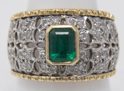 Anello in Oro Bianco e Giallo a Fascia Traforata con Smeraldo Centrale e Brillanti