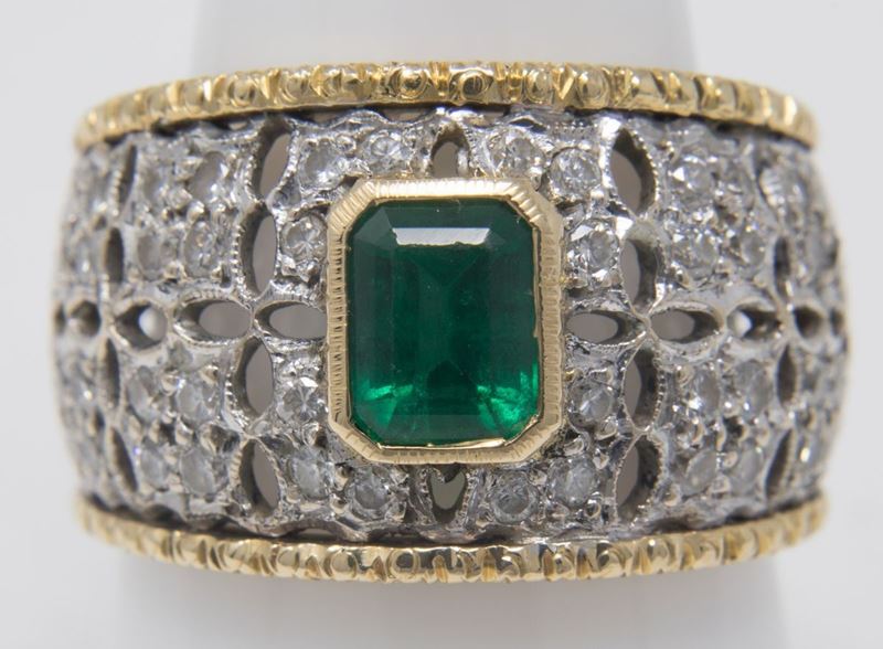 Anello in Oro Bianco e Giallo a Fascia Traforata con Smeraldo Centrale e Brillanti