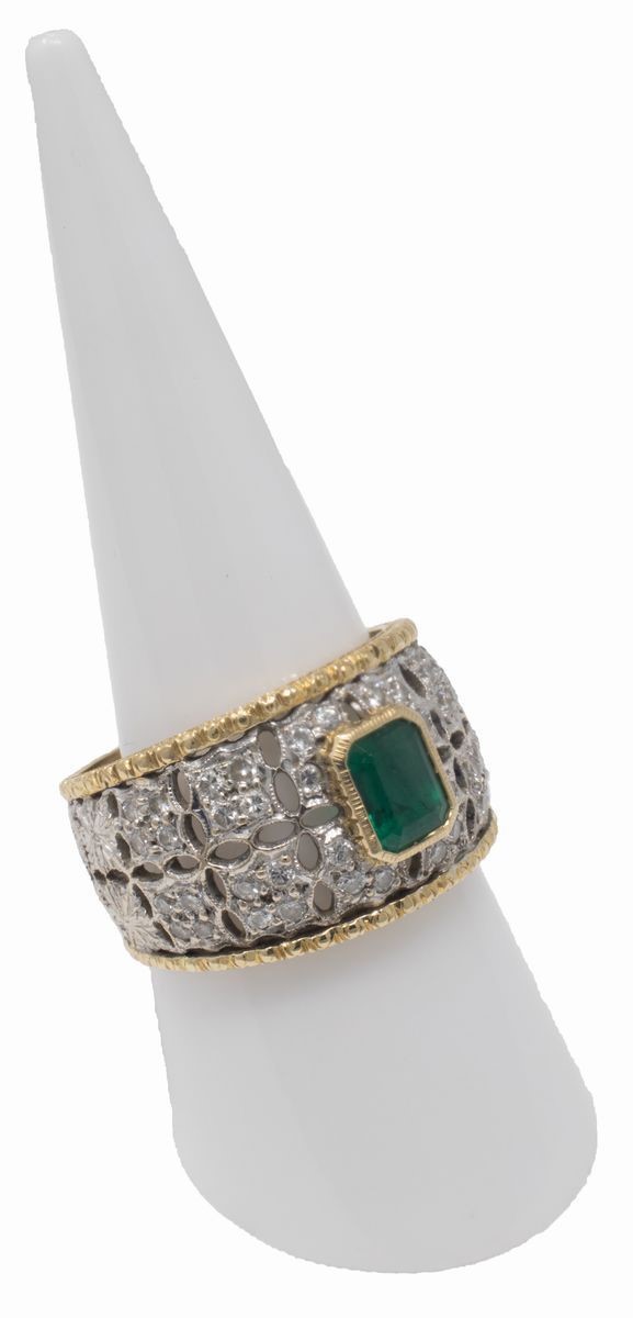 Anello in Oro Bianco e Giallo a Fascia Traforata con Smeraldo Centrale e Brillanti