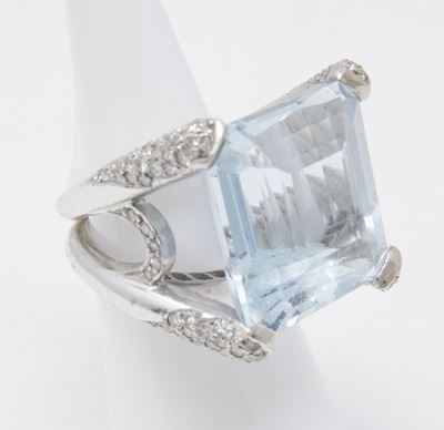 Anello in Oro Bianco con Acquamarina e Brillanti