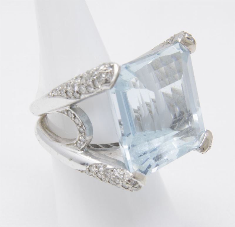 Anello in Oro Bianco con Acquamarina e Brillanti