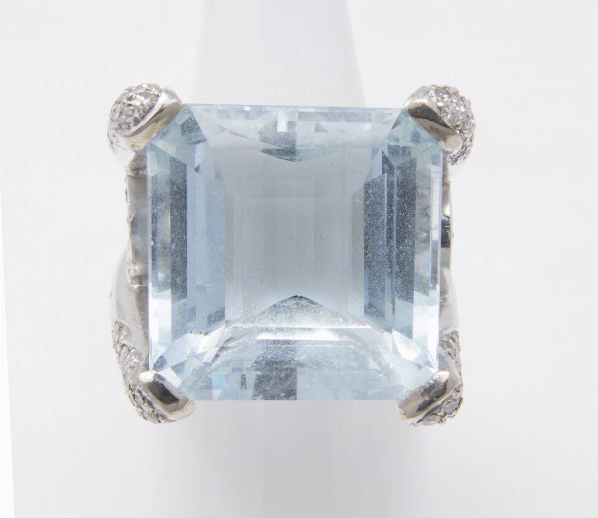 Anello in Oro Bianco con Acquamarina e Brillanti