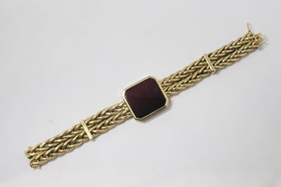 Bracciale in Oro Giallo a Maglia Morbida Intrecciata con Corniola Rettangolare Centrale