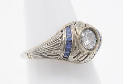 Anello in Oro Bianco, Diamante Centrale Vecchio Taglio e Zaffiri Carré Laterali