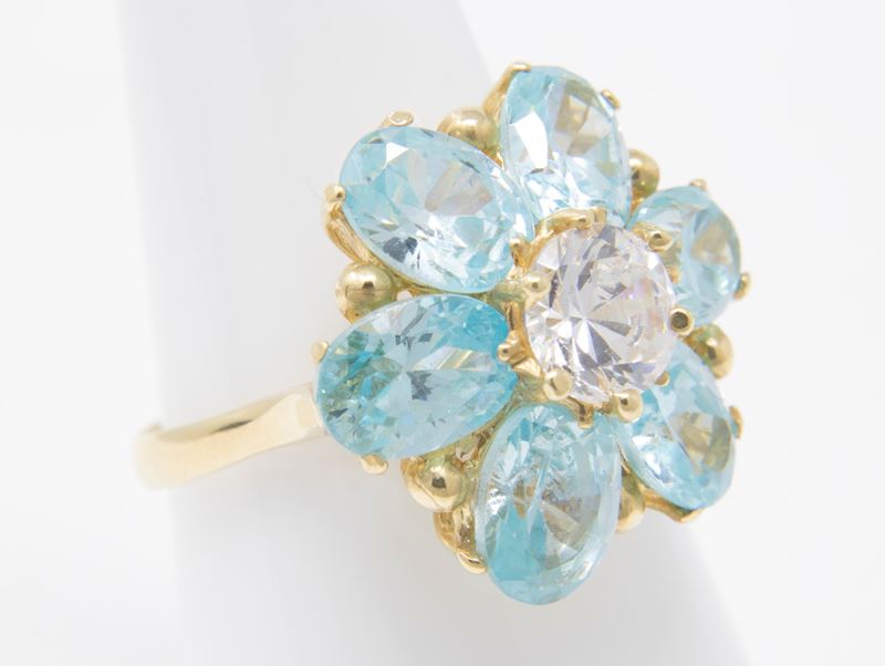 Anello in Oro Giallo a Fiore con Brillante e Acquemarine
