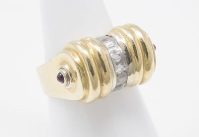 Anello in Oro Giallo a Fascia Bombata con Zaffiri Bianchi Carrè Centrali e Due Piccoli Rubini Lat...