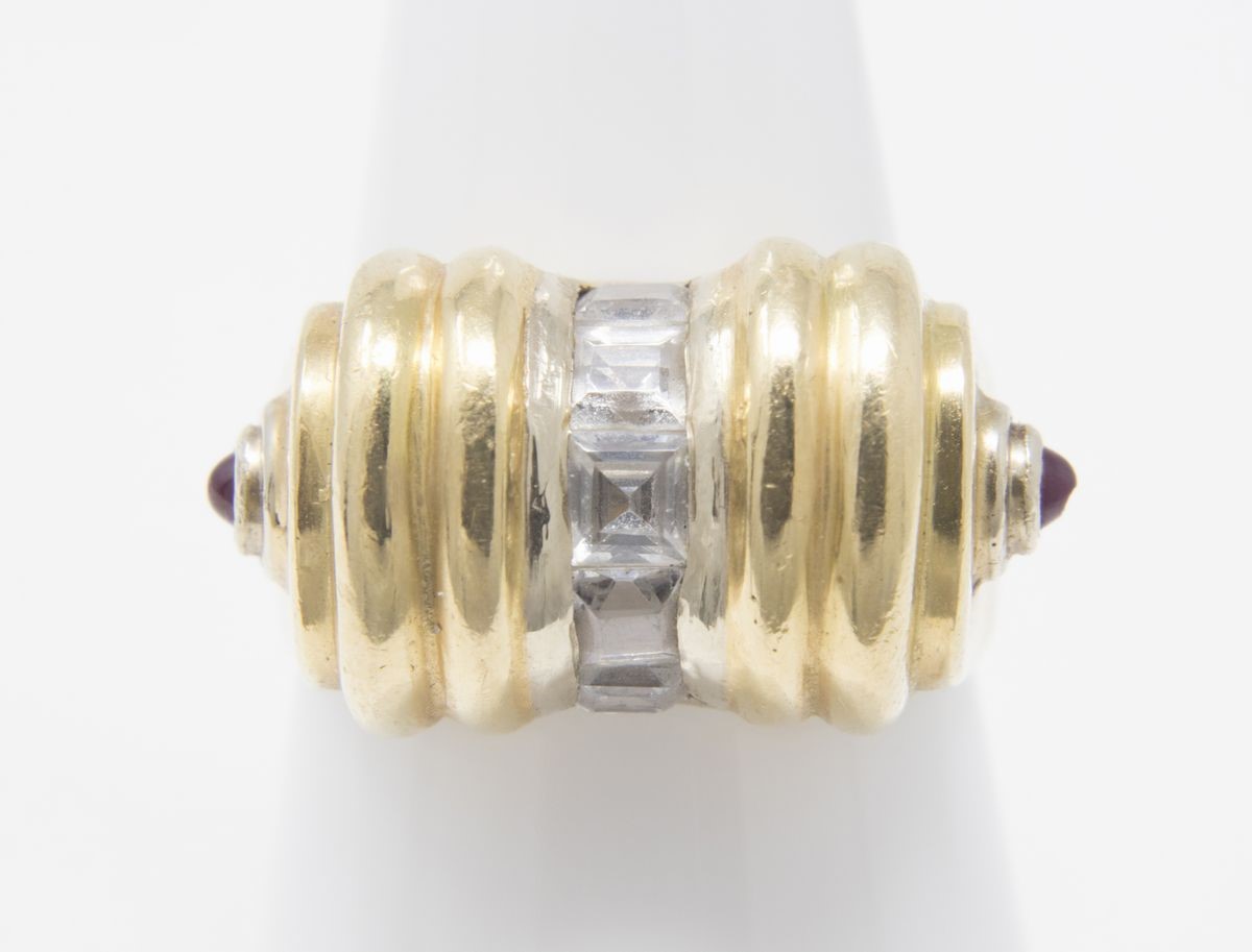 Anello in Oro Giallo a Fascia Bombata con Zaffiri Bianchi Carrè Centrali e Due Piccoli Rubini Lat...