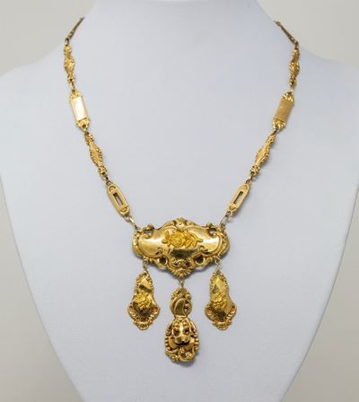 Antica Collana in Oro a Basso Titolo con Decori in Rilievo a Sbalzo e Cesello