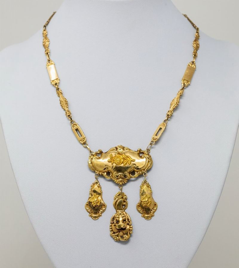 Antica Collana in Oro a Basso Titolo con Decori in Rilievo a Sbalzo e Cesello