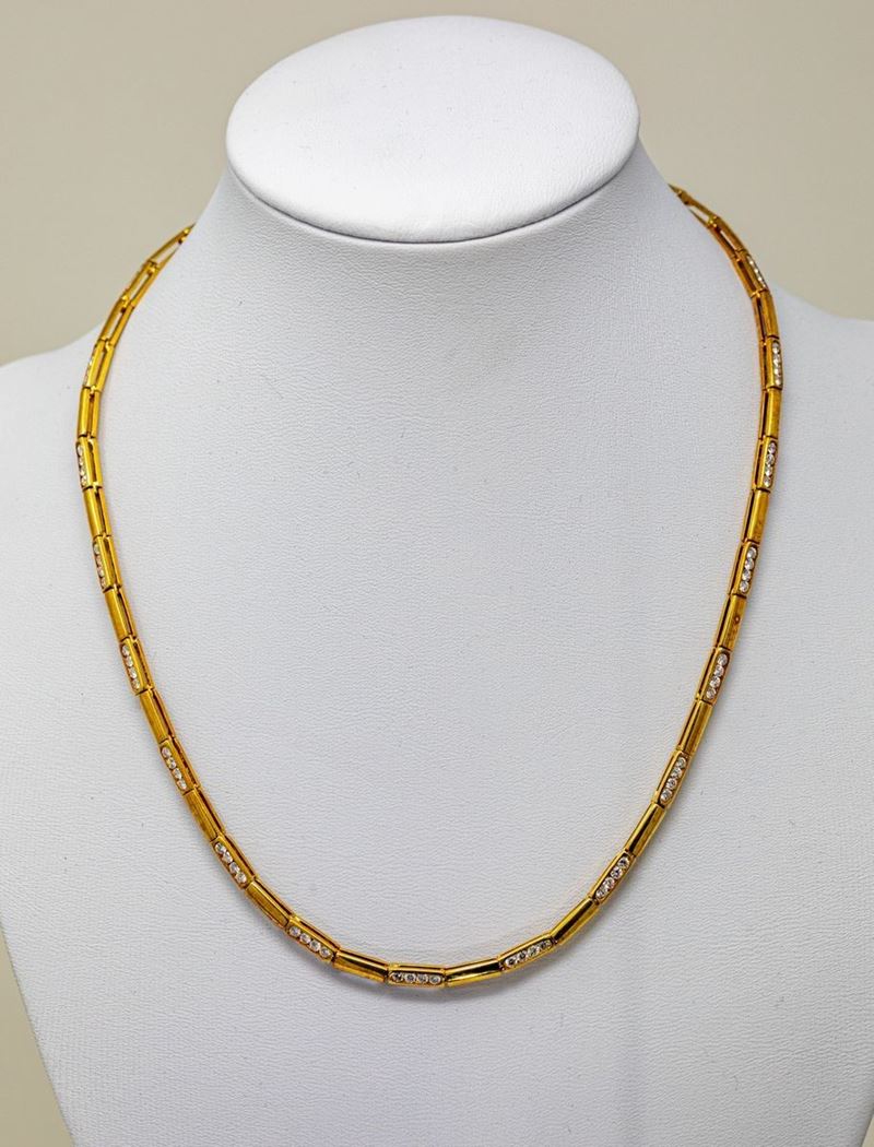 Collana Girocollo in Oro Giallo, Elementi Rettangolari Alternati con Pavé di Brillanti
