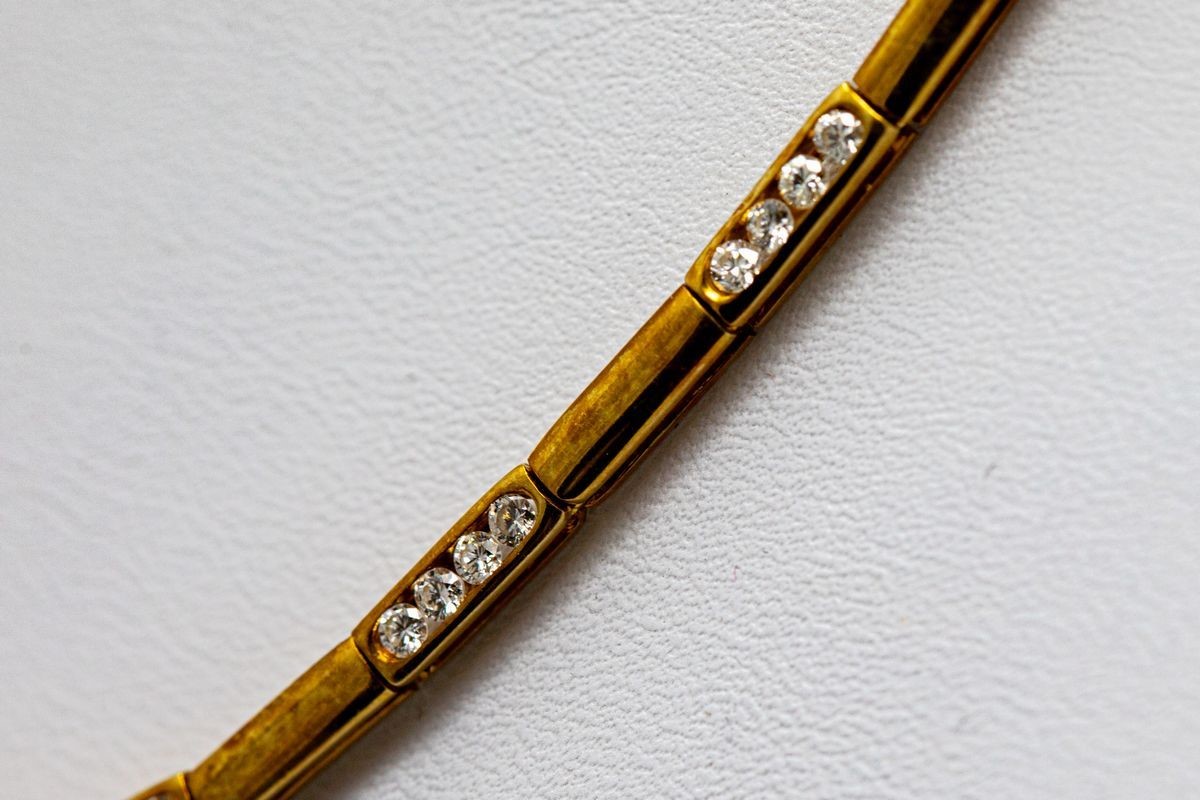 Collana Girocollo in Oro Giallo, Elementi Rettangolari Alternati con Pavé di Brillanti