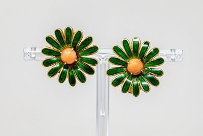 Orecchini a Clips a Fiore in Oro Giallo, Smalto Verde e Corallo Arancione