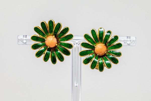Orecchini a clips a fiore in oro giallo, smalto verde e corallo arancione