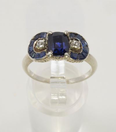 Anello in Oro Bianco, Zaffiro Centrale, Zaffiri Carrè Laterali e Piccoli Brillanti