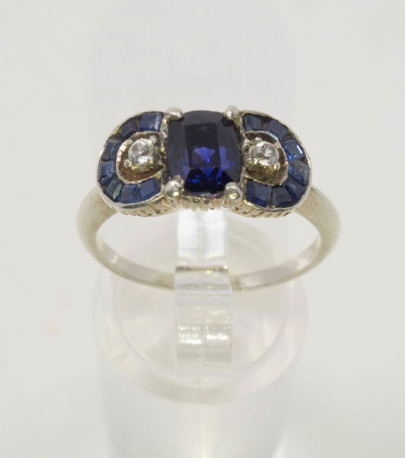 Anello in Oro Bianco, Zaffiro Centrale, Zaffiri Carrè Laterali e Piccoli Brillanti