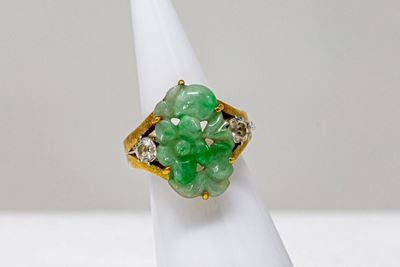 Anello in Oro Giallo, Giada Ovale Centrale e Due Diamanti Vecchio Taglio Laterali