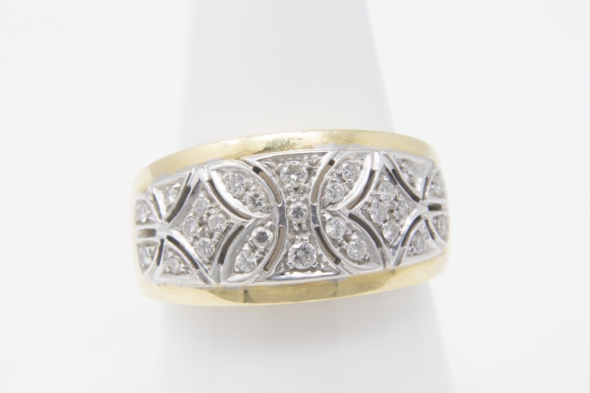 Anello a Fascia in Oro Giallo e Bianco, Pavé di Piccoli Brillanti